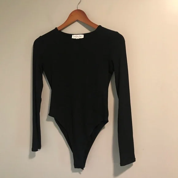 EUC Bodysuit And Tie Waist Shorts Set 2-Piece Outfit Black & White Size Small - Picture 4 of 12